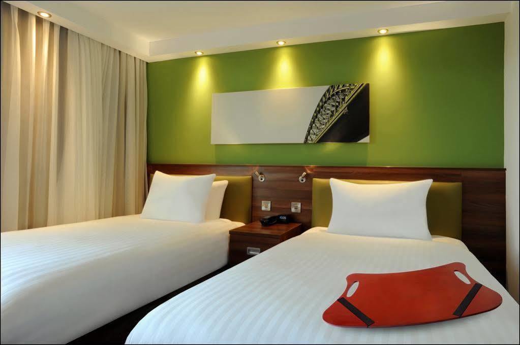 Hampton By Hilton Newcastle Hotel Exterior foto